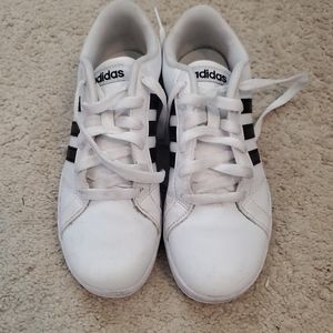 Size 3.5 kids Adidas EUC